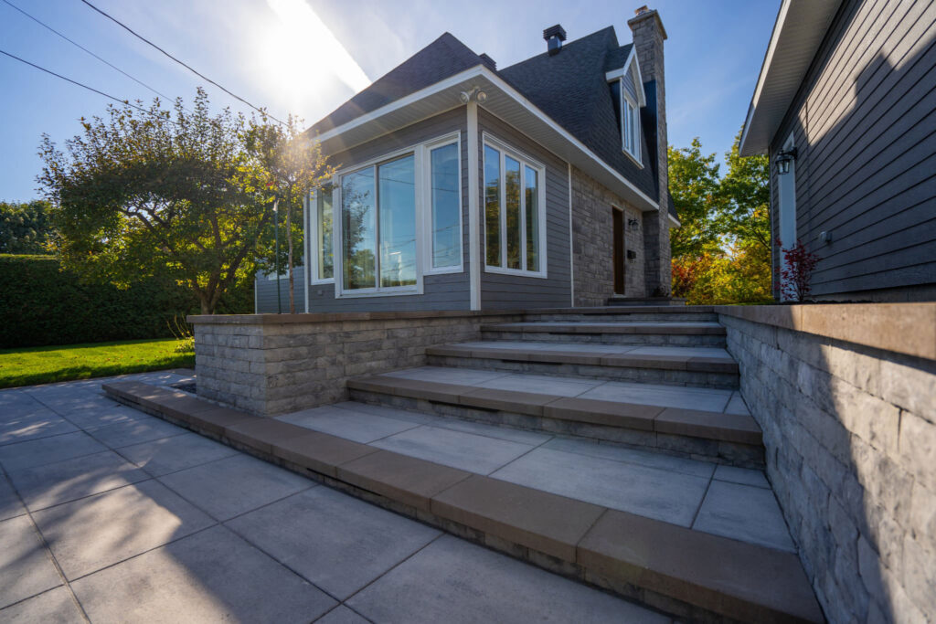 Aménagement paysager Québec. Réalisation de pavé uni, escaliers et marches en pavé uni, aménagement paysager haut de gamme pour maison haut de gamme