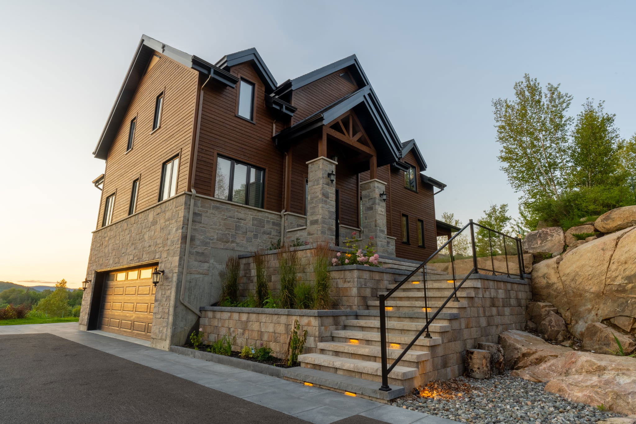 Aménagement et entretien paysager à Québec. Réalisation de pavé uni, escaliers et marches en pavé uni, aménagement paysager haut de gamme pour maison haut de gamme