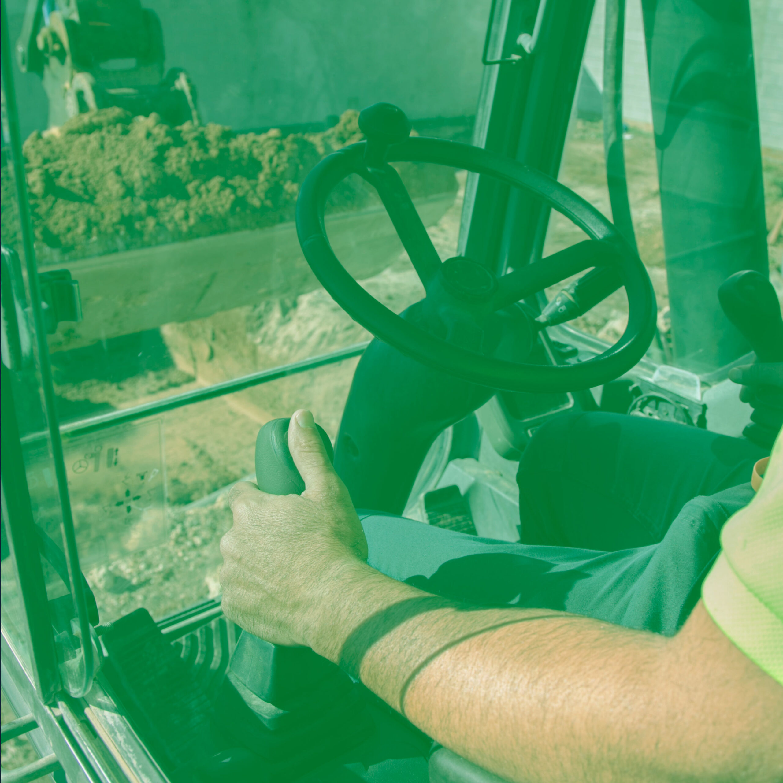 Homme opérant une pelle excavatrice pour carrière en aménagement paysager à Québec